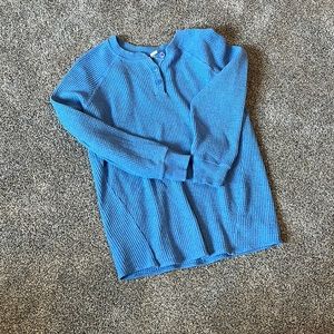 Long sleeve maternity top.